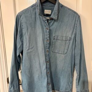 Universal Thread Relaxed Fit Light Blue Button Down Denim Chambray Shirt